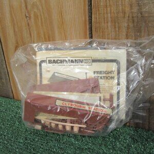 Brand New Vintage Bachmann Freight Station Model Train Kit HO Scale Plasticville